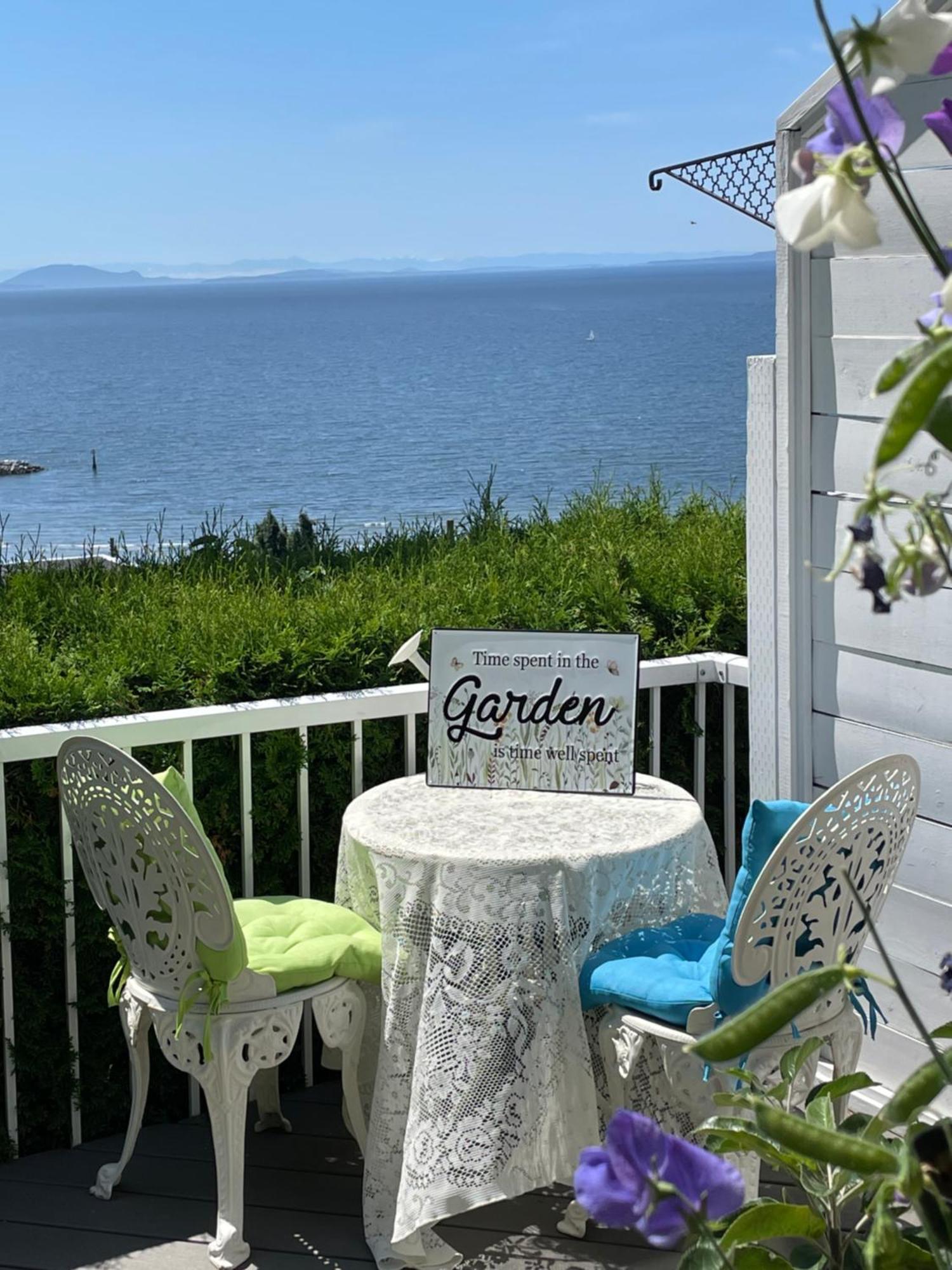 Donna's White Rock